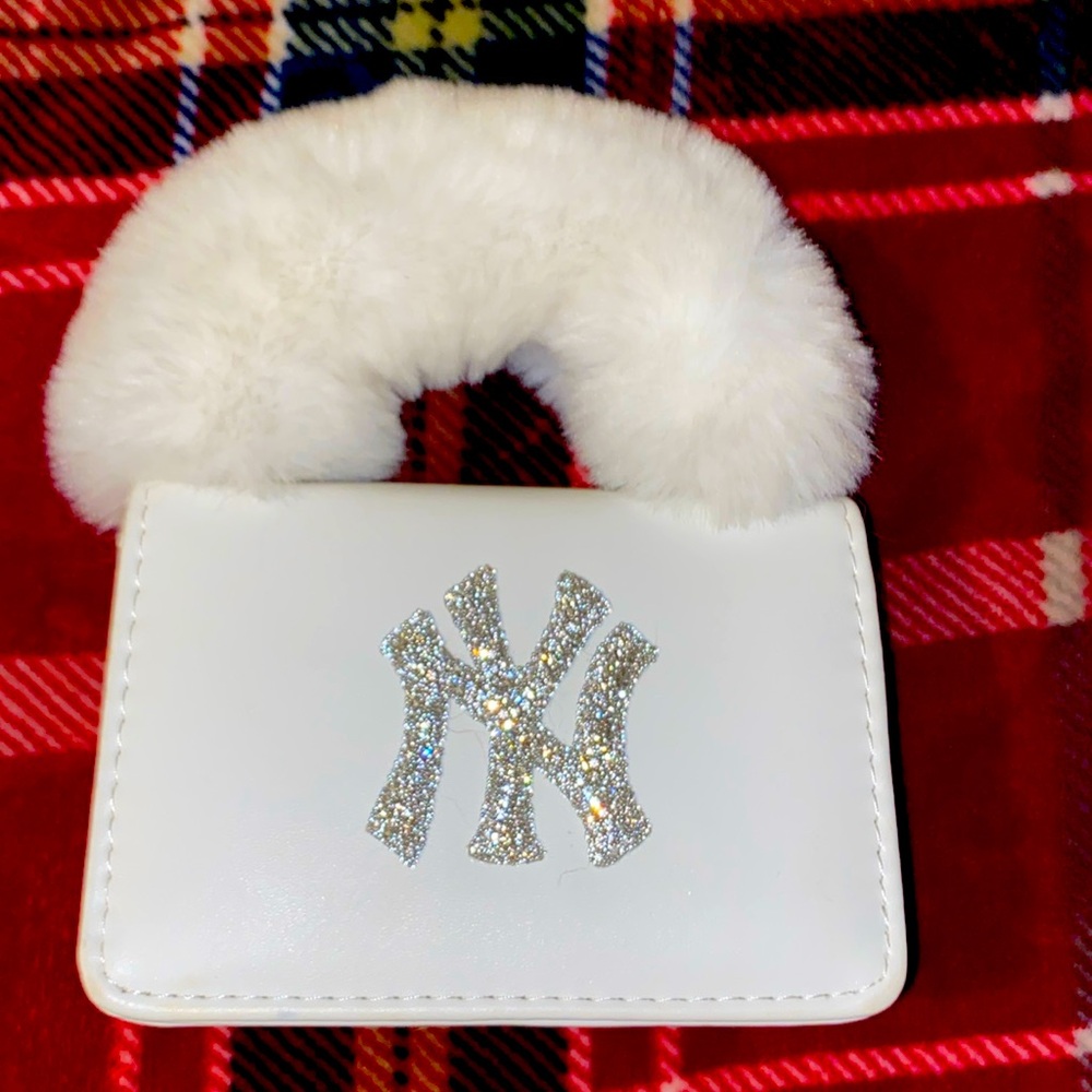 White Rhinestone fluffy handle purse💕